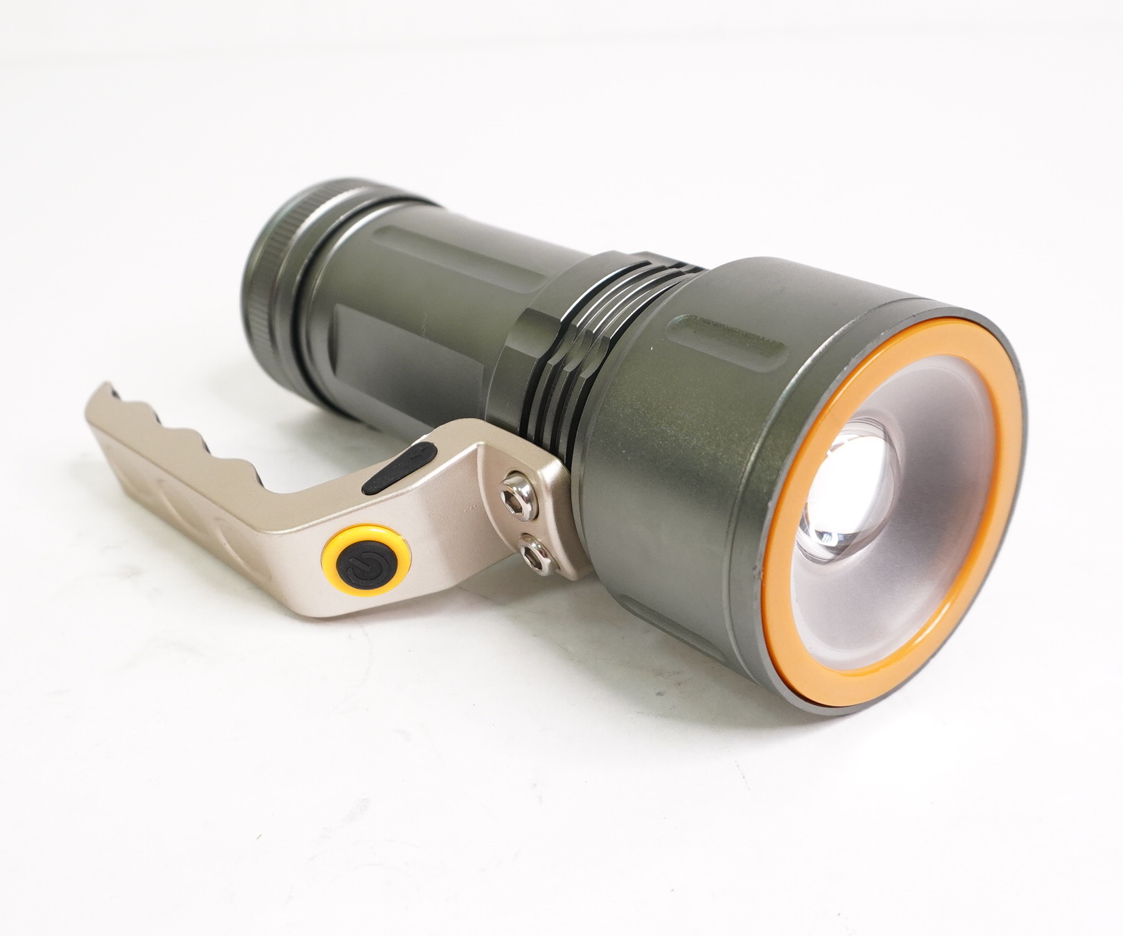 svetodiodnyy-ruchnoy-fonar-nk-688-t6-8000-lm-1